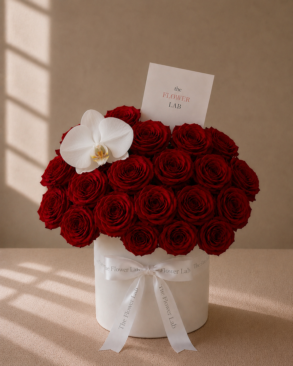 Love with Roses - Rosas rojas con orquídea The Flower Lab