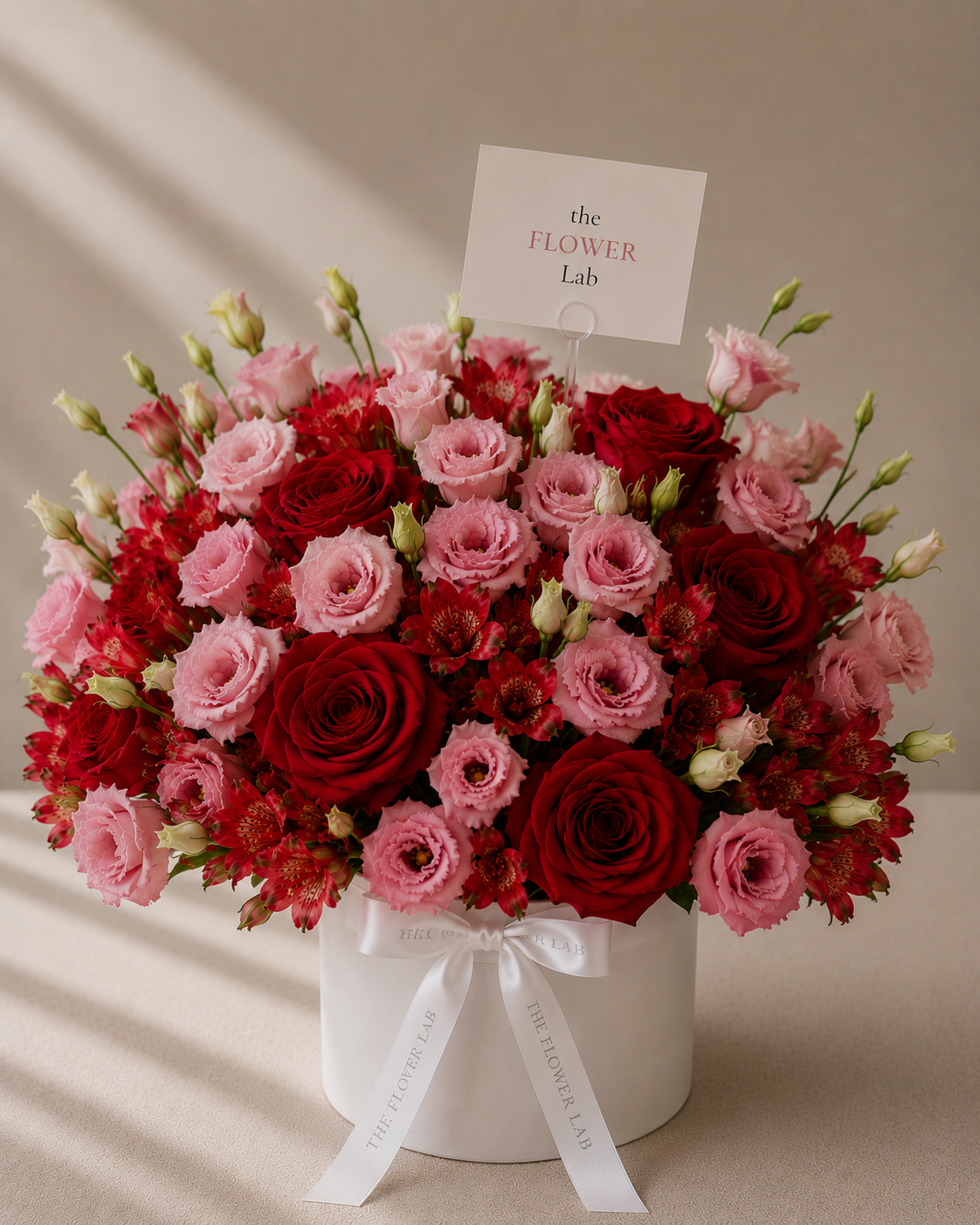 Another Amazing Year - Rosas y lisianthus The Flower Lab