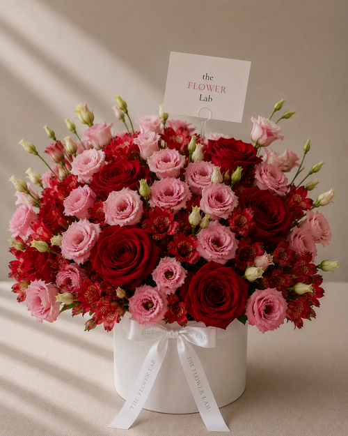 Another Amazing Year - Rosas y lisianthus The Flower Lab