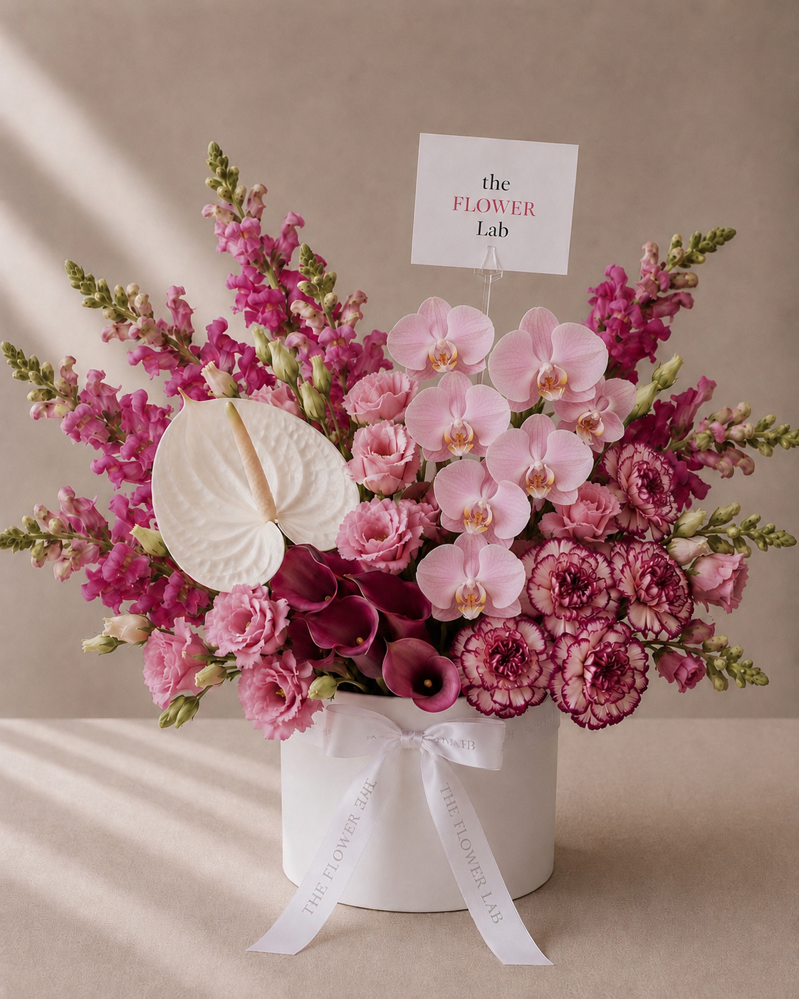 Just Because - Arreglo floral magenta con orquídea The Flower Lab