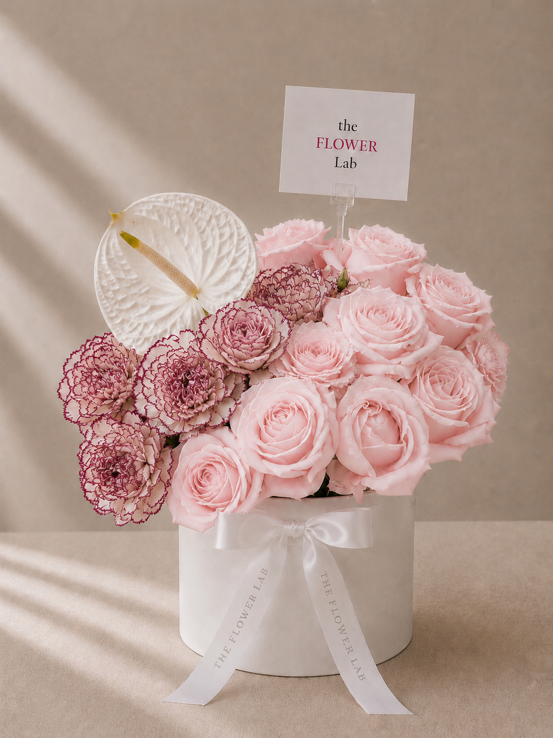 Better With You - Rosas rosas con claveles bicolor The Flower Lab