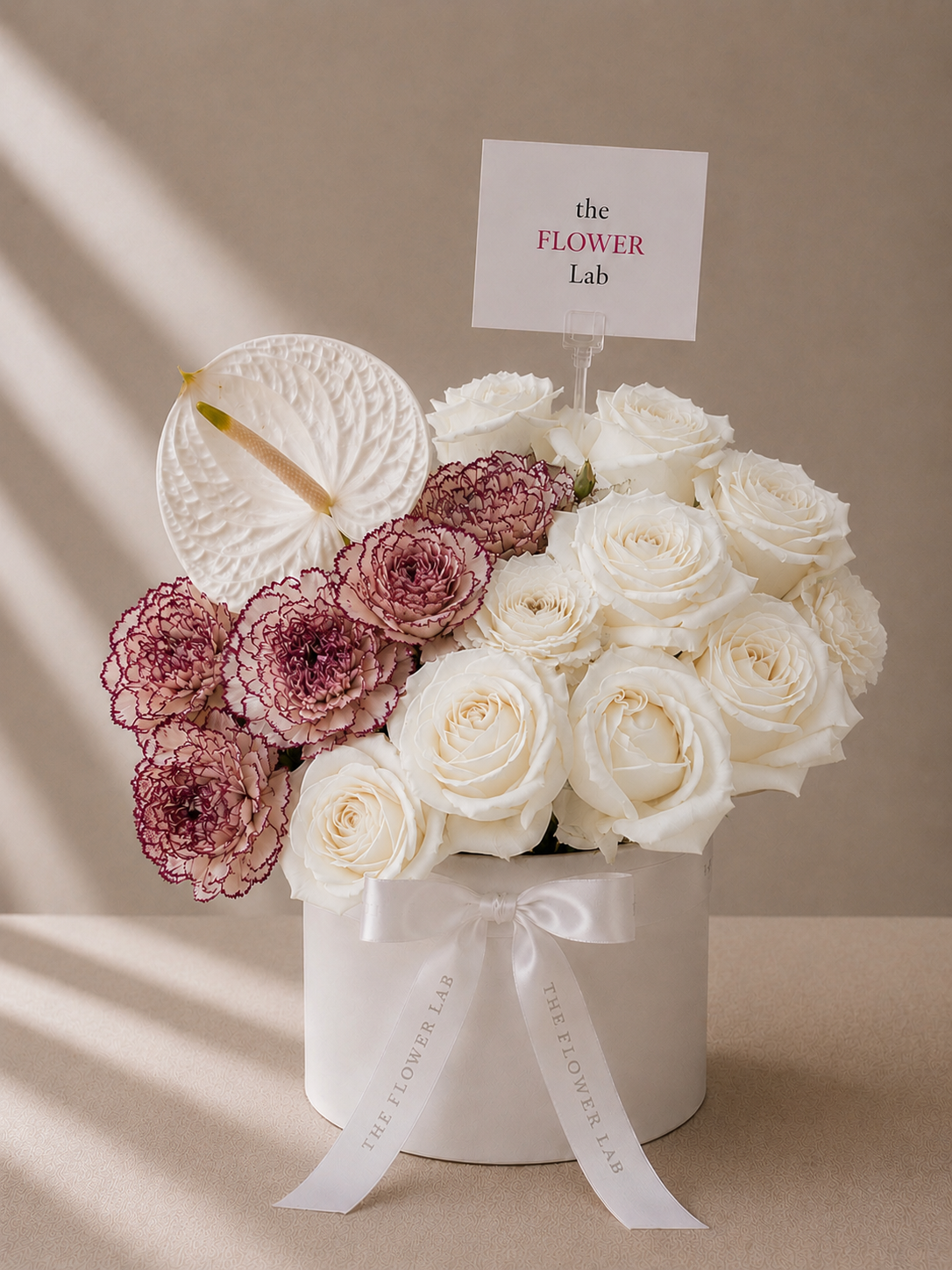 Better With You - Rosas blancas con claveles bicolor The Flower Lab