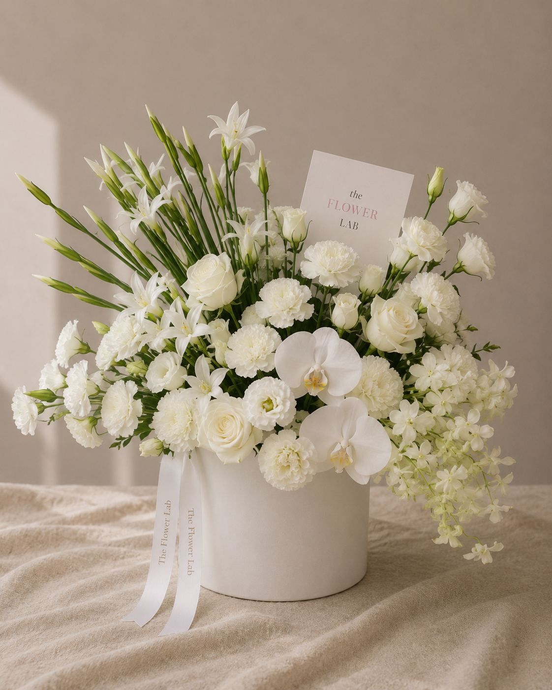 Crystal Bloom - Arreglo floral premium de condolencias The Flower Lab