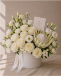 Eternal White – Arreglo de rosas blancas, lisianthus y protea king en base de cerámica