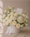 Eternal White — Rosas, lisianthus y protea blancos — The Flower Lab