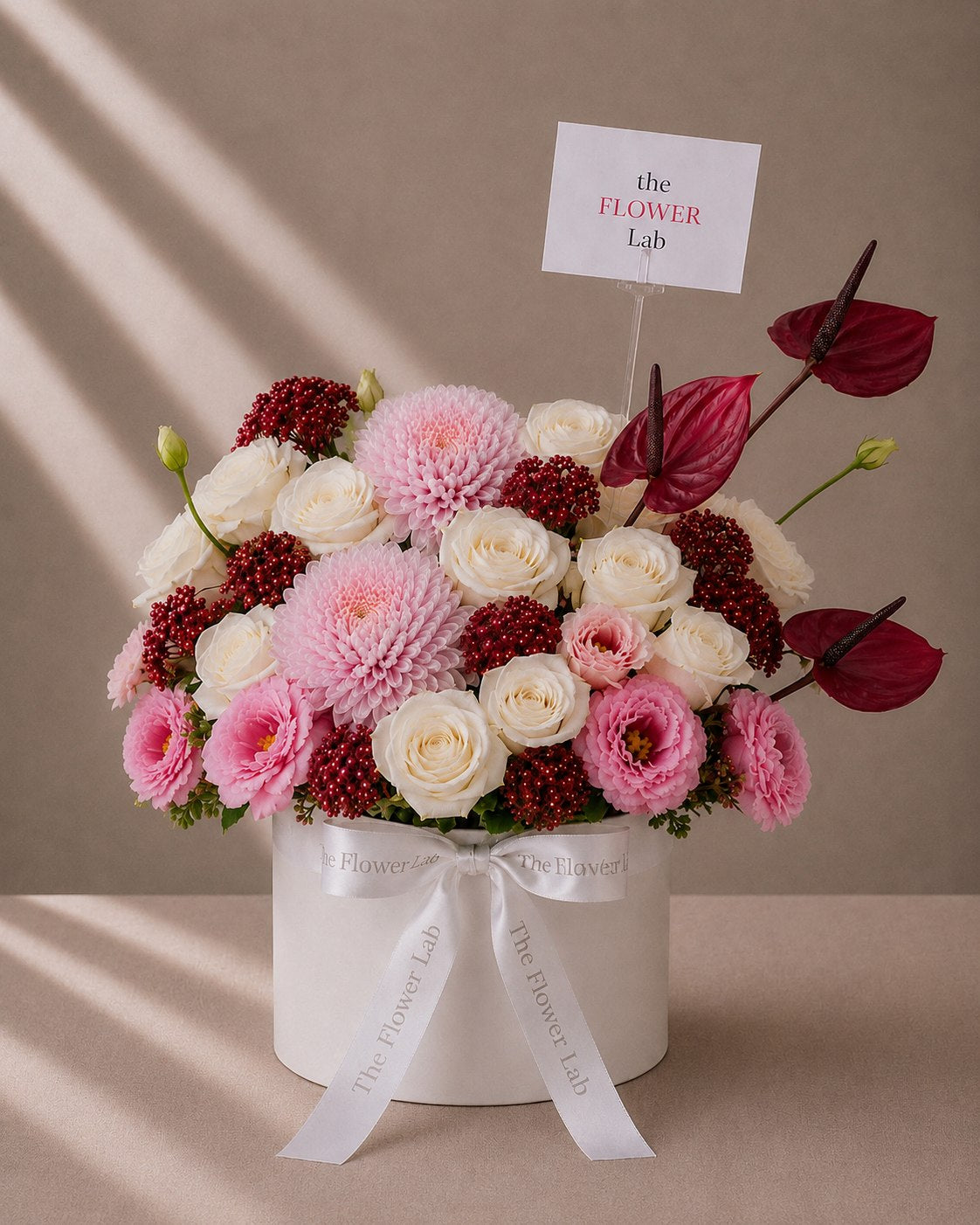Love Blossom — Rosas, lisianthus y anturios — The Flower Lab