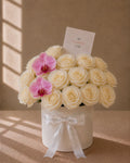Love with Roses — Rosas blancas / Orquídea morada — The Flower Lab