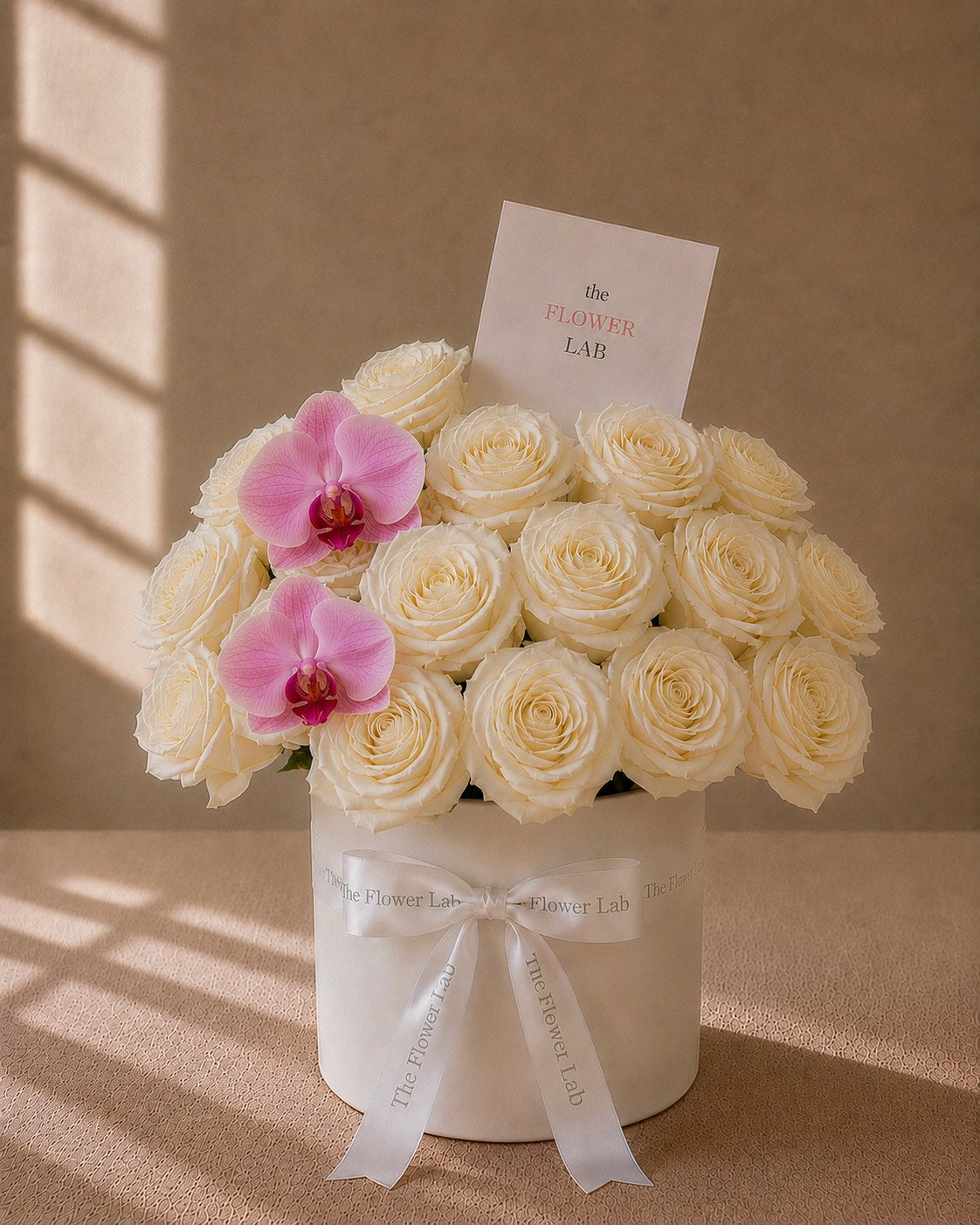 Love with Roses — Rosas blancas / Orquídea morada — The Flower Lab