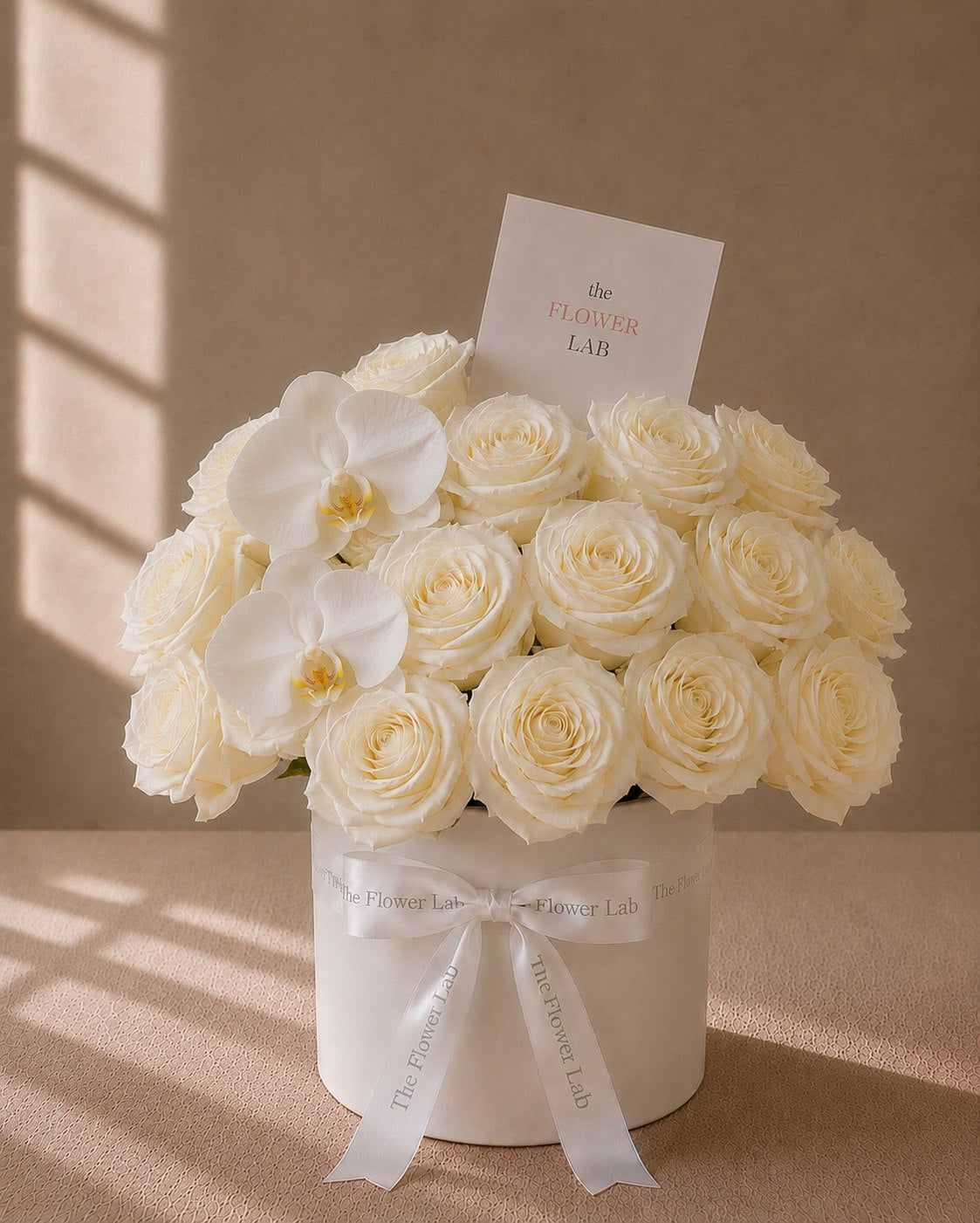 Love with Roses — Rosas blancas / Orquídea blanca — The Flower Lab