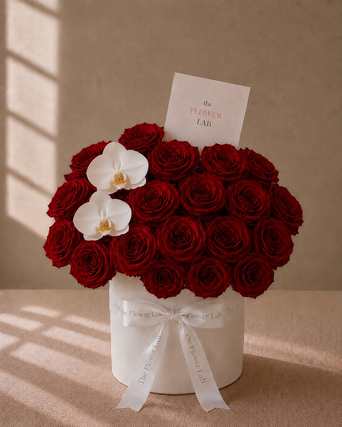 Love with Roses — Rosas rojas / Orquídea blanca — The Flower Lab