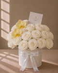 With You — Rosas blancas y orquídeas — The Flower Lab
