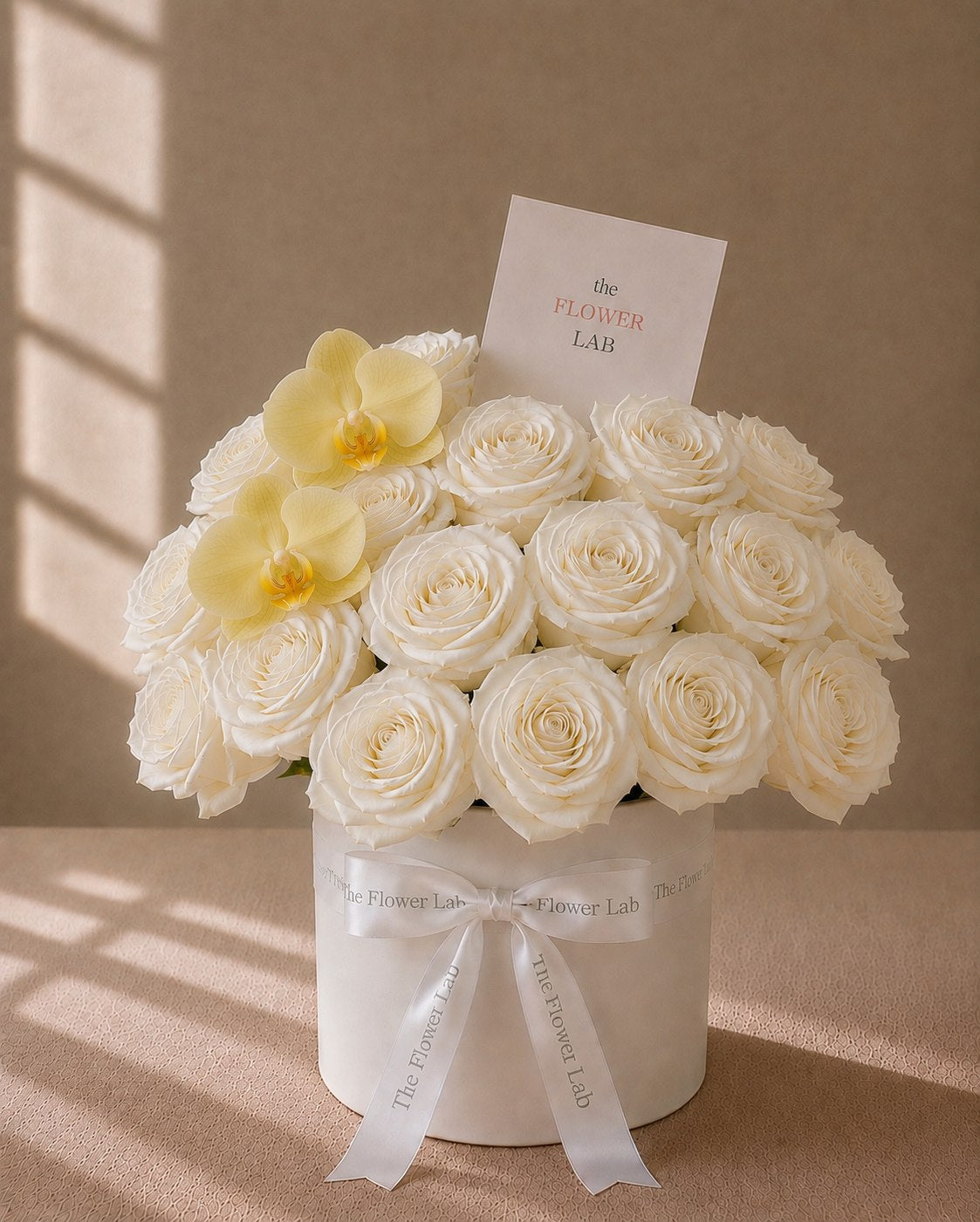With You — Rosas blancas y orquídeas — The Flower Lab